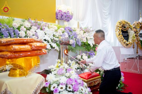 ภาพ No.315832:วันพฤหัสบดีที่ 26 มีนาคม พ.ศ. 2569 พิธีบำเพ็ญกุศล คุณพ่อณรงค์ จินตมากุล  สิริอายุ 99 ปี 11 เดือน โยมบิดา พระครูปลัดรัตนวีรวัฒน์ (รังสฤษดิ์ อิทฺธิจินตโก) ที่ปรึกษาเจ้าคณะจังหวัดปทุมธานี เจ้าอาวาสวัดพระธรรมกาย  ณ ห้องปลูกศรัทธา 2 วัดพระธรรมกาย ปทุมธานี