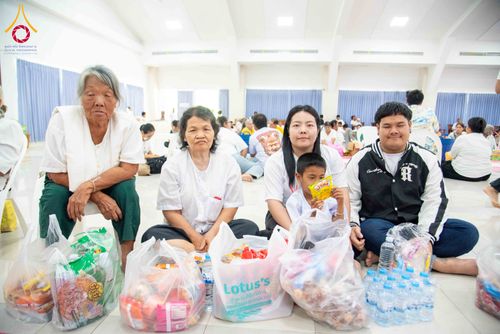 ภาพ No.321783:วันที่ 12 เมษายน พ.ศ.2569 ตักบาตรสงกรานต์ฉลองสามเณรใหม่  ณ ศูนย์ปฏิบัติธรรมระยอง(บ้านช่องลม)