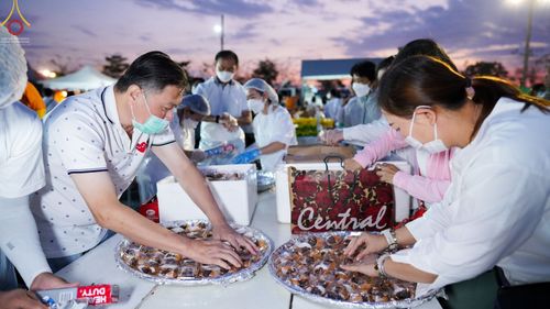 ภาพ No.74092:พิธีถวายภัตตาหารเป็นสังฆทาน แด่คณะพระธรรมยาตราฯ ในโครงการธรรมยาตรากตัญญูบูชา มหาปูชนียาจารย์ พระมงคลเทพมุนี(สด จนฺทสโร) พระผู้ปราบมาร อนุสรณ์สถาน 7 แห่ง ปีที่ 11 วันที่ 25 มกราคม พ.ศ. 2566