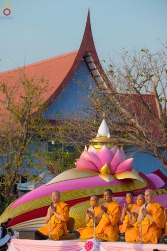 ภาพ No.71985:พิธีตักบาตรพระธรรมยาตราฯ ในโครงการธรรมยาตรากตัญญูบูชา มหาปูชนียาจารย์ พระมงคลเทพมุนี(สด จนฺทสโร) พระผู้ปราบมาร ปีที่ 11 ณ อนุสรณ์สถานลำดับที่ 3 สถานที่เกิดใหม่ในเพศสมณะ วัดสองพี่น้อง อ.สองพี่น้อง จ.สุพรรณบุรี วันที่ 18 มกราคม พ.ศ. 2566