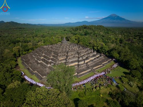 ภาพ No.68188:พิธีเวียนประทักษิณ และวันทาพระมหาเจดีย์บรมพุทโธ ของนาคธรรมทายาท ประเทศอินโดนีเซีย วันที่ 17 ธันวาคม พ.ศ. 2565