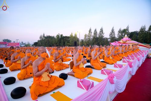 ภาพ No.70513:พิธีตักบาตรพระธรรมยาตราฯ ในโครงการธรรมยาตรากตัญญูบูชา มหาปูชนียาจารย์ พระมงคลเทพมุนี(สด จนฺทสโร) พระผู้ปราบมาร ปีที่ 11 ณ อนุสรณ์สถานลำดับที่ 2 สถานที่ตั้งมโนปณิธานบวชตลอดชีวิต อนุสรณ์สถานคลองบางนางแท่น อ.สามพราน จ.นครปฐม วันที่ 14 มกราคม พ.ศ. 2566