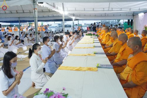 ภาพ No.69979:พิธีถวายภัตตาหารเป็นสังฆทาน แด่คณะพระธรรมยาตราฯ ในโครงการธรรมยาตราฯ ปีที่ 11 ณ อนุสรณ์สถานมหาวิหารพระมงคลเทพมุนี อ.สองพี่น้อง จ.สุพรรณบุรี วันที่ 10 มกราคม พ.ศ. 2566