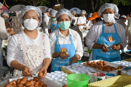 ภาพ No.106300:พิธีถวายภัตตาหารเป็นสังฆทาน แด่คณะพระธรรมยาตราฯ ในโครงการธรรมยาตรากตัญญูบูชา มหาปูชนียาจารย์ พระมงคลเทพมุนี(สด จนฺทสโร) พระผู้ปราบมาร อนุสรณ์สถาน 7 แห่ง ปีที่ 12 วันที่ 5 มกราคม พ.ศ. 2567 ณ อนุสรณ์สถานโลตัสแลนด์ จ.สุพรรณบุรี