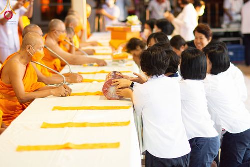 ภาพ No.106017:พิธีถวายภัตตาหารเป็นสังฆทาน แด่คณะพระธรรมยาตราฯ ในโครงการธรรมยาตรากตัญญูบูชา มหาปูชนียาจารย์ พระมงคลเทพมุนี(สด จนฺทสโร) พระผู้ปราบมาร อนุสรณ์สถาน 7 แห่ง ปีที่ 12 วันที่ 3 มกราคม พ.ศ. 2567 ณ อนุสรณ์สถานโลตัสแลนด์ จ.สุพรรณบุรี