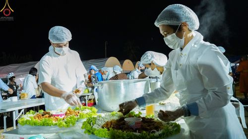 ภาพ No.69905:พิธีถวายภัตตาหารเป็นสังฆทาน แด่คณะพระธรรมยาตราฯ ในโครงการธรรมยาตราฯ ปีที่ 11 ณ อนุสรณ์สถานมหาวิหารพระมงคลเทพมุนี อ.สองพี่น้อง จ.สุพรรณบุรี วันที่ 9 มกราคม พ.ศ. 2566