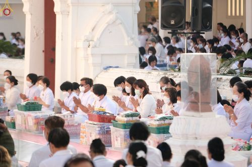 ภาพ No.73537:พิธีตักบาตรพระธรรมยาตราฯ ในโครงการธรรมยาตรากตัญญูบูชา มหาปูชนียาจารย์ พระมงคลเทพมุนี(สด จนฺทสโร) พระผู้ปราบมาร ปีที่ 11 ณ อนุสรณ์สถานลำดับที่ 4 สถานที่เกิดด้วยกายธรรม วัดโบสถ์ (บน) บางคูเวียง อ.บางกรวย จ.นนทบุรี วันที่ 22 มกราคม พ.ศ. 2566