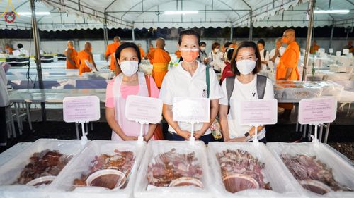 ภาพ No.73755:พิธีถวายภัตตาหารเป็นสังฆทาน แด่คณะพระธรรมยาตราฯ ในโครงการธรรมยาตรากตัญญูบูชา มหาปูชนียาจารย์ พระมงคลเทพมุนี(สด จนฺทสโร) พระผู้ปราบมาร อนุสรณ์สถาน 7 แห่ง ปีที่ 11 วันที่ 22 มกราคม พ.ศ. 2566