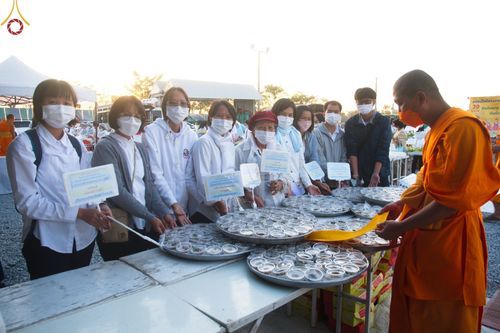 ภาพ No.74934:พิธีถวายภัตตาหารเป็นสังฆทาน แด่คณะพระธรรมยาตราฯ ในโครงการธรรมยาตรากตัญญูบูชา มหาปูชนียาจารย์ พระมงคลเทพมุนี(สด จนฺทสโร) พระผู้ปราบมาร อนุสรณ์สถาน 7 แห่ง ปีที่ 11 วันที่ 29 มกราคม พ.ศ. 2566