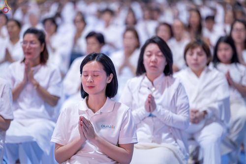 ภาพ No.280439:วันที่ 31 ธันวาคม พ.ศ.2568 -วันที่ 1 มกราคม พ.ศ.2569 พิธีฉลองชัยสวดมนต์บทธัมมจักกับปปวัตนสูตร ครบ 8,000,000,000 จบ , พิธีสวดมนต์ข้ามปี ณ วัดพระธรรมกาย