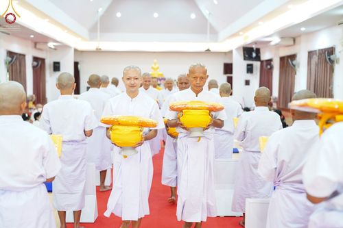 ภาพ No.65438:พิธีขอขมาผู้ปกครอง โดยนาคธรรมทายาท ในโครงการอุปสมบทบูชาธรรม มหาปูชนียาจารย์ประจำปี 2565 วันที่ 19 พฤศจิกายน พ.ศ. 2565 ณ ศูนย์ปฏิบัติธรรมลำปาง