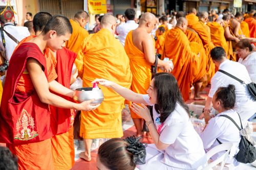 ภาพ No.343209:วันอาทิตย์ที่ 16 สิงหาคม พ.ศ.2569 พิธีตักบาตรพระ 10,000 รูป นานาชาติ ปีที่ 23 คณะสงฆ์ 4 ประเทศ 14 จังหวัดภาคใต้ น้อมถวายเป็นพุทธบูชา ทำบุญเพื่อแม่- พ่อ ณ ถนนนิพัทธ์อุทิศ 3 อ.หาดใหญ่ จ.สงขลา