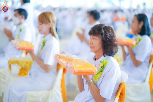 ภาพ No.86278:วันธรรมชัย ปีที่ 55 พิธีทอดผ้าป่ากฐินสมทบครั้งที่1, พิธีเจริญพุทธมนต์ ลูกนิมิตมหาสมบัติฯ พิธีจุดประทีป,พิธีฉลองชัยสวดมนต์บทธัมมจักกัปปวัตนสูตร วันอาทิตย์ที่ 27 สิงหาคม พ.ศ.2566 ณ สภาธรรมกายสากล / มหารัตนวิหารคด วัดพระธรรมกาย