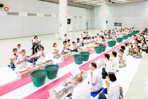 ภาพ No.322870:วันเสาร์ที่ 18 เมษายน พ.ศ. 2569 ตักบาตรฉลองพระใหม่ โครงการอุปสมบทหมู่ธรรมทายาท ระดับอุดมศึกษา รุ่นที่ 53 ภาคฤดูร้อน  ณ ฟ้องปฏิบัติธรรม ชั้นลอย 1/2 มหารัตนวิหารคด คอร์ 13 วัดพระธรรมกาย