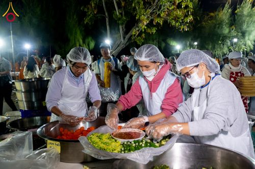 ภาพ No.292520:วันที่ 12 มกราคม พ.ศ. 2569 พิธีถวายภัตตาหารเป็นสังฆทาน แด่พระธรรมยาตรา ณ อนุสรณ์สถานมหาวิหารพระมงคลเทพมุนี (โลตัสแลนด์) อ.สองพี่น้อง จ.สุพรรณบุรี ในโครงการธรรมยาตรา กตัญญูบูชา มหาปูชนียาจารย์ พระมงคลเทพมุนี(สด จนฺทสโร) พระผู้ปราบมาร อนุสรณ์สถาน 7 แห่ง ปี