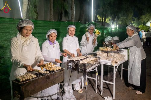 ภาพ No.293419:วันที่ 13 มกราคม พ.ศ. 2569 พิธีถวายภัตตาหารเป็นสังฆทาน แด่พระธรรมยาตรา ณ อนุสรณ์สถานมหาวิหารพระมงคลเทพมุนี (โลตัสแลนด์) อ.สองพี่น้อง จ.สุพรรณบุรี ในโครงการธรรมยาตรา กตัญญูบูชา มหาปูชนียาจารย์ พระมงคลเทพมุนี(สด จนฺทสโร) พระผู้ปราบมาร อนุสรณ์สถาน 7 แห่ง ปี