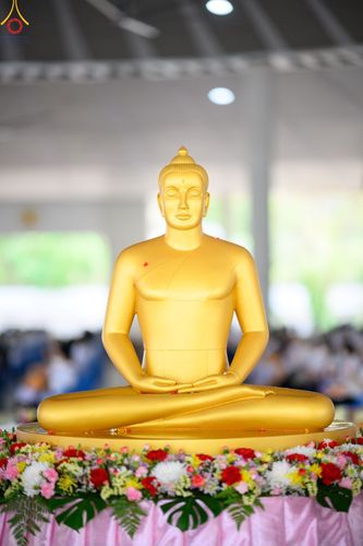 ภาพ No.80223:สาธุชนร่วมสรงน้ำพระและทำบุญ เนื่องในวันสงกรานต์ ณ หอฉันคุณยายอาจารย์ฯ วัดพระธรรมกาย วันที่ 13 เมษายน พ.ศ. 2566