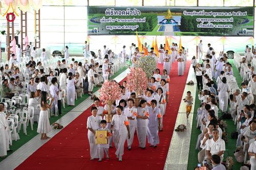 ภาพ No.161993:พิธีทอดผ้าป่า ในวันออกพรรษา ณ พุทธอุทยานนานาชาติ จังหวัดหนองคาย วันพฤหัสบดีที่ 17 ตุลาคม พ.ศ. 2567