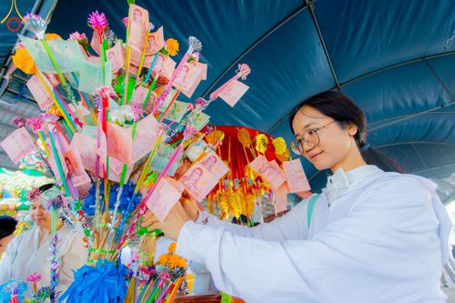 ภาพ No.189268:พิธีทอดผ้าป่าทำนุบำรุงศาสนสถาน ในโครงการธรรมยาตรา กตัญญูบูชา มหาปูชนียาจารย์ พระมงคลเทพมุนี(สด จนฺทสโร) พระผู้ปราบมาร อนุสรณ์สถาน 7 แห่ง ปีที่ 13 ณ วัดใหม่นพรัตน์  ต.เนินพระปรางค์ อ.สองพี่น้อง จ.สุพรรณบุรี วันที่ 5 มกราคม พ.ศ. 2568