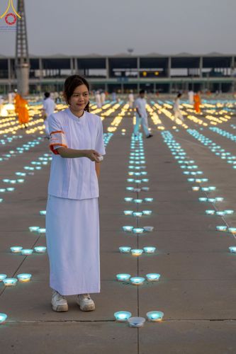 ภาพ No.59834:คณะสงฆ์และสาธุชนร่วมใจกัน สวดมนต์บทธัมมจักกัปปวัตนสูตร ครบ 6,315,808,080 จบ และจุดประทีปแปรอักษร ถวายเป็นพุทธบูชา เนื่องในวาระ "ฉลองอายุวัฒนมงคล 80 ปี หลวงพ่อธัมมชโย" ณ ลานธรรม มหารัตนวิหารคด วัดพระธรรมกาย