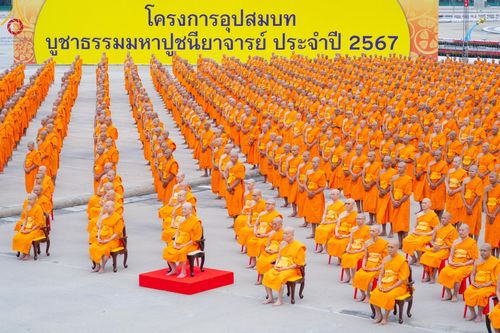 ภาพ No.182090:พระธรรมทายาทร่วมปฎิบัติธรรม รับฟังโอวาทจากหลวงพ่อทัตตชีโว และถ่ายภาพหมู่ประวัติศาสตร์ ณ ลานธรรมพระมหาธรรมกายเจดีย์  วัดพระธรรมกาย ในโครงการอุปสมบท บูชาธรรมมหาปูชนียาจารย์ วันที่ 13 ธันวาคม พ.ศ. 2567