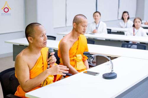 ภาพ No.222473:วันที่ 21 เมษายน พ.ศ. 2568 หลวงพ่อทัตตชีโวต้อนรับคณะสงฆ์จีน ณ อาคาร 100 ปี คุณยายมหารัตนอุบาสิกาจันทร์ ขนนกยูง วัดพระธรรมกาย