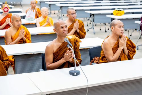 ภาพ No.222574:วันที่ 23 เมษายน พ.ศ. 2568 หลวงพ่อทัตตชีโวต้อนรับคณะสงฆ์บังกลาเทศ ณ อาคาร 100 ปี คุณยายมหารัตนอุบาสิกาจันทร์ ขนนกยูง วัดพระธรรมกาย