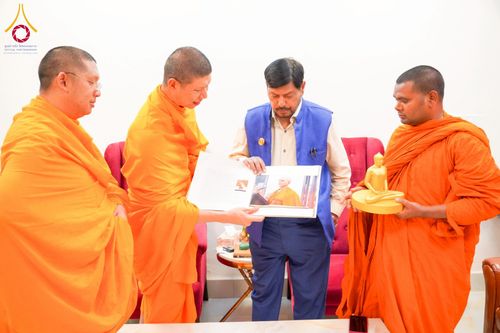 ภาพ No.213368:วันที่ 26 มีนาคม พ.ศ. 2568 วัดพระธรรมกายและมูลนิธิธรรมกาย มอบพระธรรมกายบรรจุพระธาตุแก่รัฐมนตรีว่าการกระทรวงยุติธรรมฯ ประเทศอินเดีย