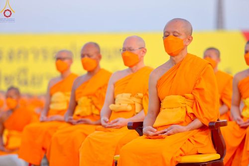 ภาพ No.102231:พระธรรมทายาทในโครงการอุปสมบทหมู่ บูชาธรรมมหาปูชนียาจารย์ ร่วมปฏิบัติธรรม ถ่ายภาพหมู่ประวัติศาสตร์ และรับฟังโอวาทจากหลวงพ่อทัตตชีโว ณ ลานธรรม พระมหาธรรมกายเจดีย์ วัดพระธรรมกาย วันที่ 15 ธันวาคม พ.ศ. 2566