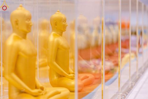 ภาพ No.159432:สัมมนาพิเศษและพิธีมอบองค์พระธรรมกาย 2,000 องค์ ณ ห้องแก้วสารพัดนึก 1 วัดพระธรรมกาย วันอาทิตย์ต้นเดือนที่ 6 ตุลาคม พ.ศ. 2567