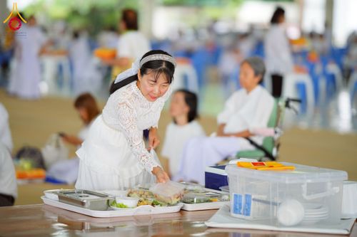 ภาพ No.243798:วันที่ 6 กันยายน พ.ศ. 2568 พิธีถวายภัตตาหารเมนูสวรรค์ เพื่อการบรรลุธรรม ณ หอฉันคุณยายอาจารย์ฯ วัดพระธรรมกาย