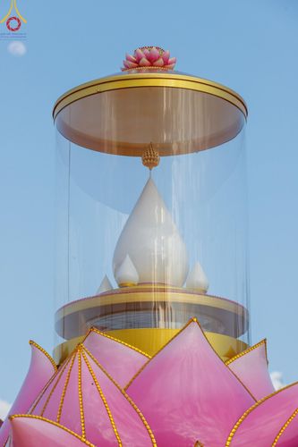 ภาพ No.192600:พิธีจุดประทีปถวายเป็นพุทธบูชา และบูชาธรรมมหาปูชนียาจารย์ ณ อนุสรณ์สถานคลองบางนางแท่น อ.สามพราน จ.นครปฐม ในโครงการธรรมยาตรา กตัญญูบูชา มหาปูชนียาจารย์ พระมงคลเทพมุนี(สด จนฺทสโร) พระผู้ปราบมาร อนุสรณ์สถาน 7 แห่ง ปีที่ 13 วันที่ 10 มกราคม พ.ศ. 2568