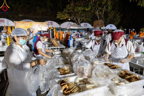 ภาพ No.110960:พิธีถวายภัตตาหารเป็นสังฆทาน แด่คณะพระธรรมยาตราฯ ในโครงการธรรมยาตรา กตัญญูบูชา มหาปูชนียาจารย์ พระมงคลเทพมุนี(สด จนฺทสโร) พระผู้ปราบมาร อนุสรณ์สถาน 7 แห่ง ปีที่ 12 วันที่ 13 มกราคม พ.ศ. 2567 ณ อนุสรณ์สถานมหาวิหารพระมงคลเทพมุนี  (โลตัสแลนด์) อ.สองพี่น้อง จ