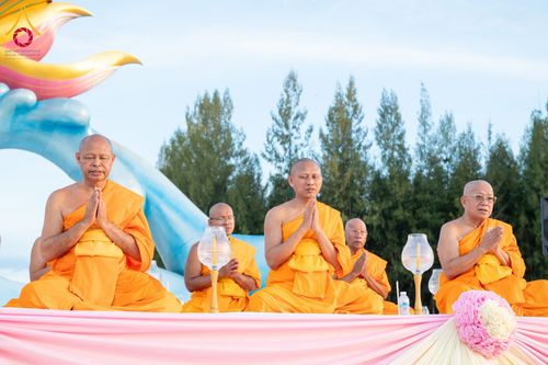 ภาพ No.162227:พิธีจุดประทีปโคมลาน ถวายเป็นพุทธบูชา สร้างความสว่างไสวให้กับแผ่นดินด้วยแสงธรรม วันพฤหัสบดีที่ 17 ตุลาคม พ.ศ. 2567 ณ พุทธอุทยานนานาชาติ จังหวัดหนองคาย