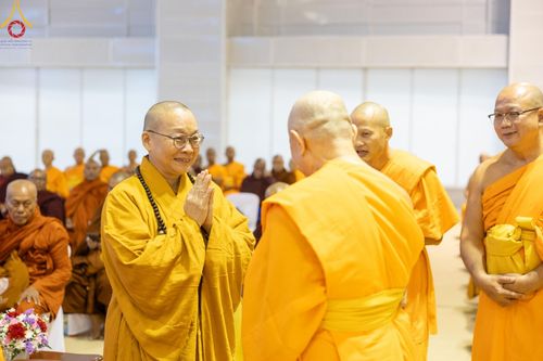 ภาพ No.124595:พิธีมอบโล่วัชรเกียรติยศ โครงการตอบปัญหาศีลธรรมเพื่อสันติภาพโลก (World-PEC) ต่างประเทศ ครั้งที่ 17 ณ ห้องแก้วสารพัดนึก 1 วัดพระธรรมกาย ในวันมาฆบูชา เสาร์ที่ 24 กุมภาพันธ์ พ.ศ. 2567