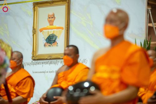 ภาพ No.115427:พิธีตักบาตรฉลองพระใหม่ ในโครงการอุปสมบทหมู่บูชาธรรม 115 ปี คุณยายอาจารย์มหารัตนอุบาสิกาจันทร์ ขนนกยูง วันที่ 19  มกราคม พ.ศ. 2567 ณ มหารัตนวิหารคด วัดพระธรรมกาย