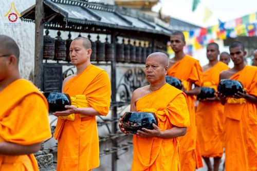 ภาพ No.213066:วันที่ 17 - 18 มีนาคม พ.ศ. 2568 คณะสงฆ์และสามเณรเดินบิณฑบาต รอบเมืองในพื้นที่ วัดสยมภูวนาถและราชวังปาตัน ณ เมืองกาฐมาณฑุ ประเทศเนปาล