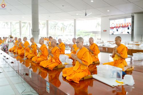 ภาพ No.226867:วันเสาร์ที่ 31 พฤษภาคม พ.ศ. 2568 พิธีถวายภัตตาหารเมนูสวรรค์ "เพื่อการบรรลุธรรม" ณ หอฉันคุณยายอาจารย์ วัดพระธรรมกาย