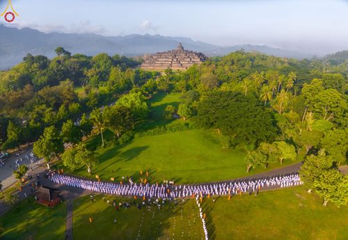 ภาพ No.103014:พิธีวันทาเจดีย์ พิธีเวียนประทักษิณ ธรรมทายาทชาวอินโดนีเซียกว่า 1,000 คน ณ มหาเจดีย์บุโรพุทโธ ประเทศอินโดนีเซีย ในวันที่ 19 ธันวาคม พ.ศ. 2566