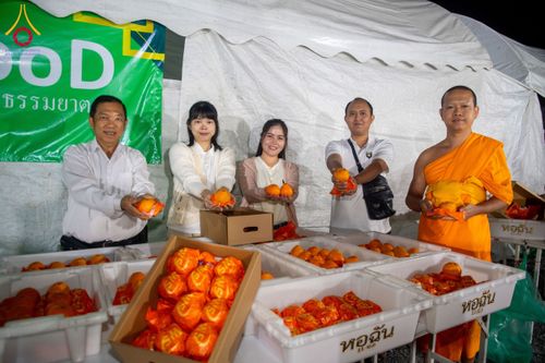 ภาพ No.193550:สาธุชนถวายภัตตาหารเป็นสังฆทาน แด่พระธรรมยาตรา ณ อนุสรณ์สถานคลองบางนางแท่น อ.สามพราน จ.นครปฐม ในโครงการธรรมยาตรา กตัญญูบูชา มหาปูชนียาจารย์ พระมงคลเทพมุนี(สด จนฺทสโร) พระผู้ปราบมาร อนุสรณ์สถาน 7 แห่ง ปีที่ 13 วันที่ 11 มกราคม พ.ศ. 2568