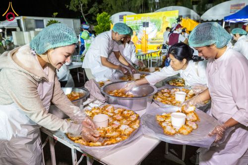ภาพ No.193673:สาธุชนถวายภัตตาหารเป็นสังฆทาน แด่พระธรรมยาตรา ณ อนุสรณ์สถานมหาวิหารพระมงคลเทพมุนี (โลตัสแลนด์) อ.สองพี่น้อง จ.สุพรรณบุรี ในโครงการธรรมยาตรา กตัญญูบูชา มหาปูชนียาจารย์ พระมงคลเทพมุนี(สด จนฺทสโร) พระผู้ปราบมาร ปีที่ 13 วันที่ 12 มกราคม พ.ศ.2568