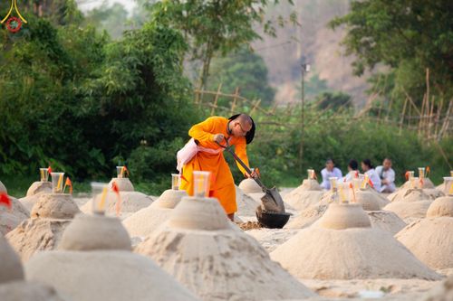 ภาพ No.138595:Photo Story  มหัศจรรย์วัดดงดินแดง Episode 6 พระภิกษุ-สามเณร ในโครงการบรรพชาอุปสมบทหมู่  กว่า 500 รูป และศีลจาริณีกว่า 300 คน ร่วมกันก่อพระเจดีย์ทราย 20,000 องค์ และจุดประทีป  บูชาธรรม 80 ปี หลวงพ่อธมฺมชโย กลางลำน้ำแม่ตื่น