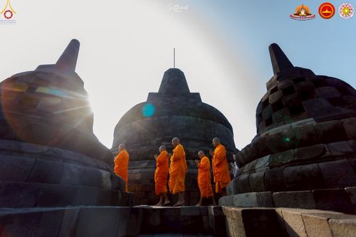 ภาพ No.224433:วันจันทร์ที่ 12 พฤษภาคม พ.ศ. 2568  ชาวพุทธในอินโดนีเซีย ร่วมฉลองวิสาขบูชาจุดประทีปกว่า 200,000 ดวง ณ พระมหาเจดีย์บรมพุทโธ  เจริญพุทธมนต์ถวาย “พระวชิรเกล้าเจ้าอยู่หัว”