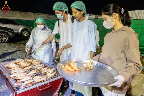 ภาพ No.201759:พิธีถวายภัตตาหารเป็นสังฆทาน แด่พระธรรมยาตรา ณ อนุสรณ์สถานบางปลา วัดบางปลา อำเภอบางเลน จังหวัดนครปฐม ในโครงการธรรมยาตรา กตัญญูบูชา มหาปูชนียาจารย์ พระมงคลเทพมุนี(สด จนฺทสโร) พระผู้ปราบมาร อนุสรณ์สถาน 7 แห่ง ปีที่ 13 วันที่ 26 มกราคม พ.ศ. 2568