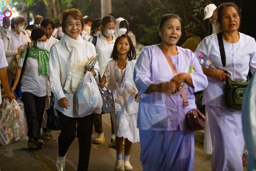 ภาพ No.197594:พิธีตักบาตรพระธรรมยาตรา ณ อนุสรณ์สถานลำดับที่ 4 สถานที่เกิดด้วยกายธรรม วัดโบสถ์(บน) ต.บางคูเวียง จ.นนทบุรี ในโครงการธรรมยาตรา กตัญญูบูชา มหาปูชนียาจารย์ พระมงคลเทพมุนี(สด จนฺทสโร) พระผู้ปราบมาร อนุสรณ์สถาน 7 แห่ง ปีที่ 13 วันที่ 19 มกราคม พ.ศ. 2568