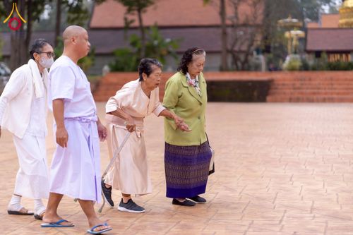 ภาพ No.275817:วันพุธที่ 3 ธันวาคม พ.ศ. 2568 พิธีบรรพชาอุปสมบท โครงการอุปสมบทบูชาธรรมมหาปูชนียาจารย์ ศูนย์อบรม : ศูนย์ส่งเสริมศีลธรรม จ.พะเยา ณ โบราณสถานพระธาตุจอมทอง และ โบสถ์กลางน้ำ วัดพระธาตุศรีโคมคำ อำเภอเมือง จังหวัดพะเยา