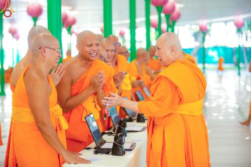 ภาพ No.162293:วันมหาปวารณาออกพรรษา วันพฤหัสบดีที่ 17 ตุลาคม พ.ศ. 2567 (ขึ้น 15 ค่ำ เดือน 11 ) ณ อุโบสถ วัดพระธรรมกาย