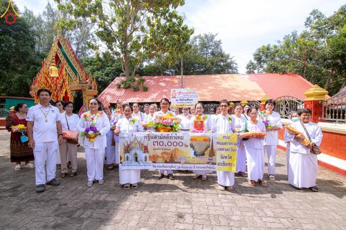 พิธีทอดกฐิน ณ วัดบ้านหัวนา อ.สนามชัยเขต จ.ฉะเชิงเทรา ในโครงการกฐินสามัคคีทั่วไทย 30,000 วัด บูชาธรรม 80 ปี หลวงพ่อธัมมชโย โดยคณะศิษยานุศิษย์วัดพระธรรมกาย วันที่ 27 ตุลาคม พ.ศ. 2567