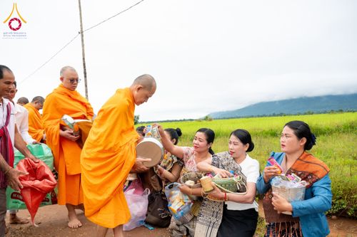 พิธีตักบาตรพระ,พิธีทอดผ้าป่า พิธีกลั่นแผ่นดินโปรยรัตนชาติ  สร้างพระอุโบสถและเจดีย์ วัดป่าสัมมาทิฏฐิและวัดสิริขันโท แขวงอัตตะปือ สปป. ลาว วันที่ 29 ตุลาคม พ.ศ. 2567