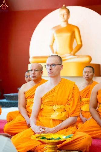 ภาพ No.83311:พิธีตัดปอยผมธรรมทายาทและฝากตัวเป็นศิษย์ ในโครงการอบรมพระธรรมทายาททวีปยุโรป รุ่นที่ 9 วันพุธที่ 12 มิถุนายน พ.ศ. 2566 ณ วัดพระธรรมกายเบเนลักซ์ ประเทศเบลเยี่ยม